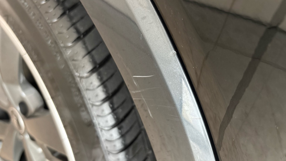 AUDI Q4 Scratches