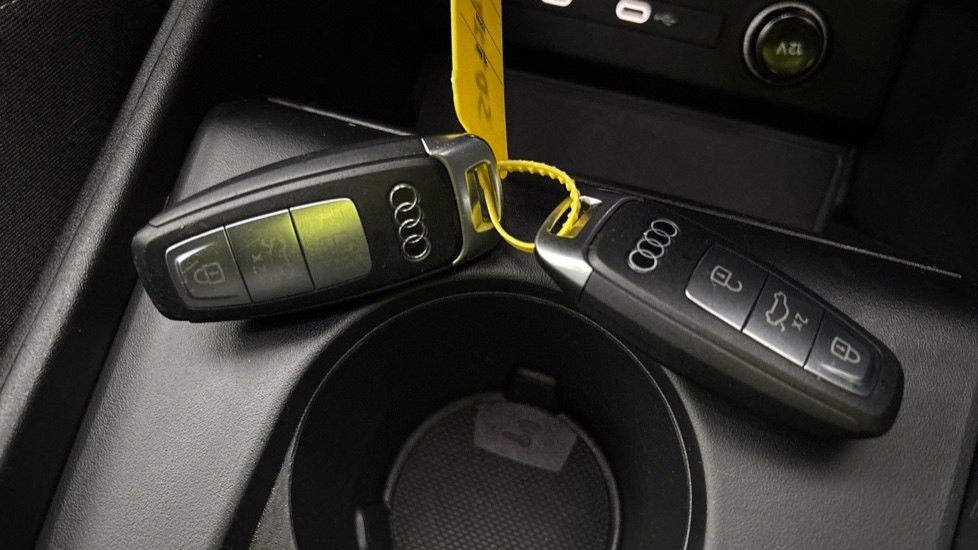 AUDI Q4 2 keys