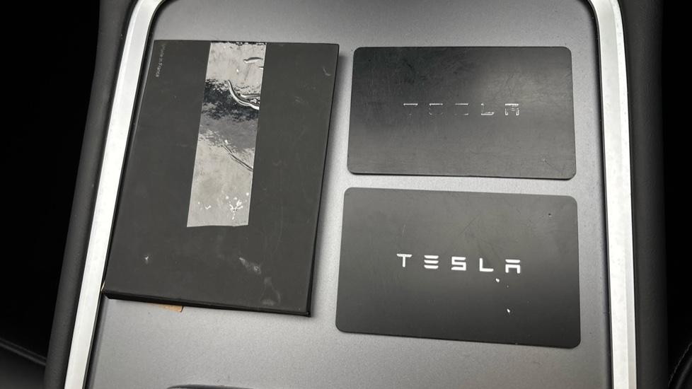 Tesla Model Y 2 keys