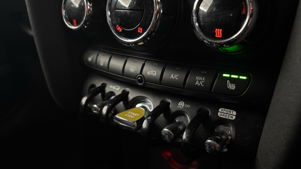 MINI HATCHBACK Heated seats