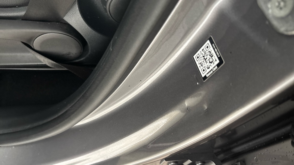 MERCEDES EQB dents