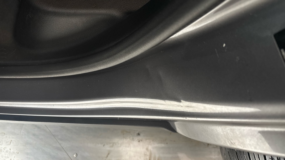 MERCEDES EQB dents