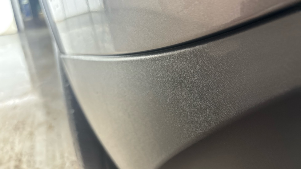 MERCEDES EQB scuff