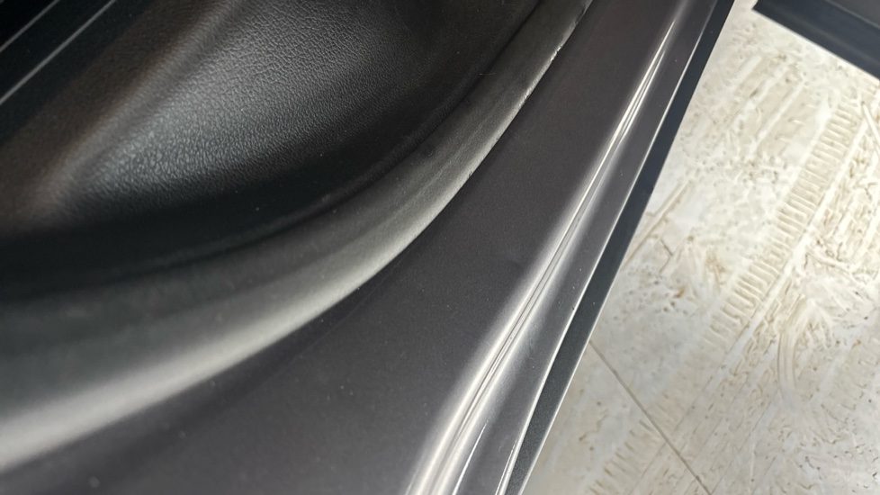 MERCEDES EQB dents