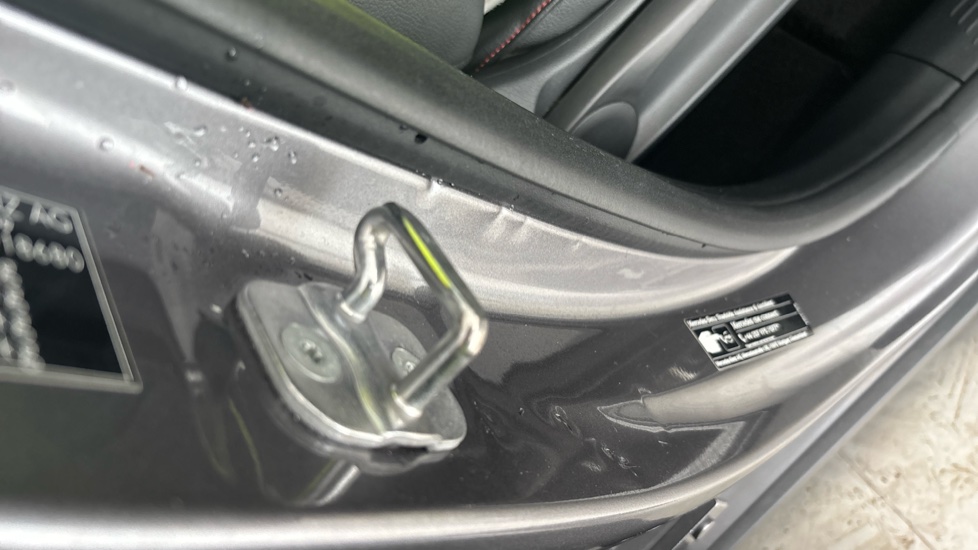 MERCEDES EQB dents