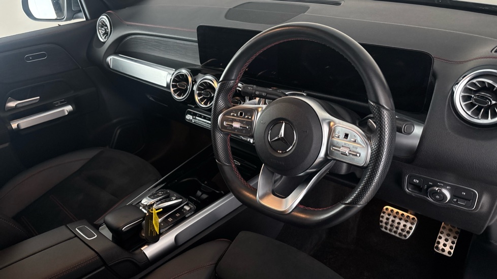 MERCEDES EQB Image 9