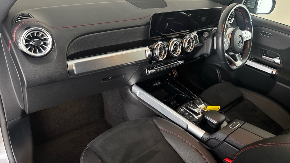MERCEDES EQB Image 10