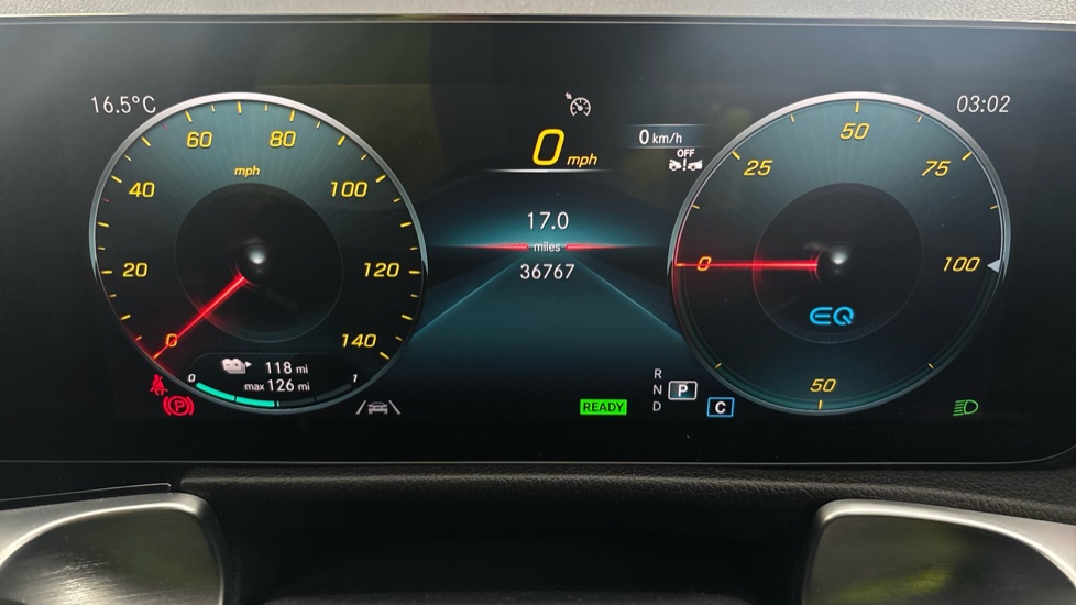 MERCEDES EQB Image 13