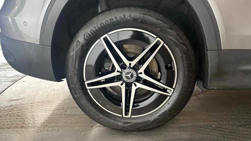 MERCEDES EQB Image 19