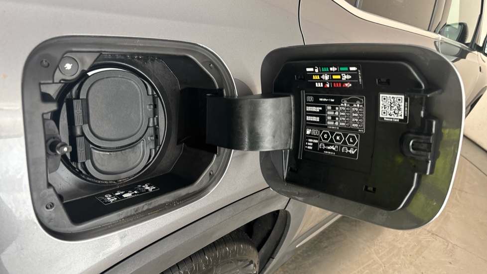 MERCEDES EQB Image 21