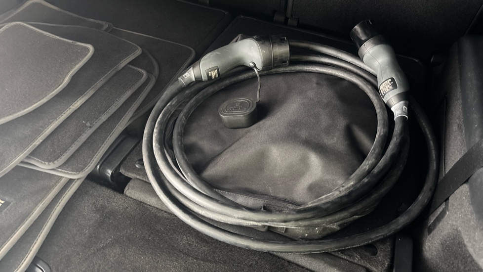 MERCEDES EQB Image 22