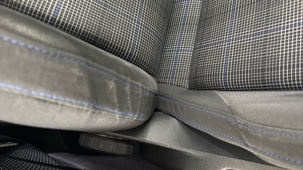 VOLKSWAGEN GOLF worn