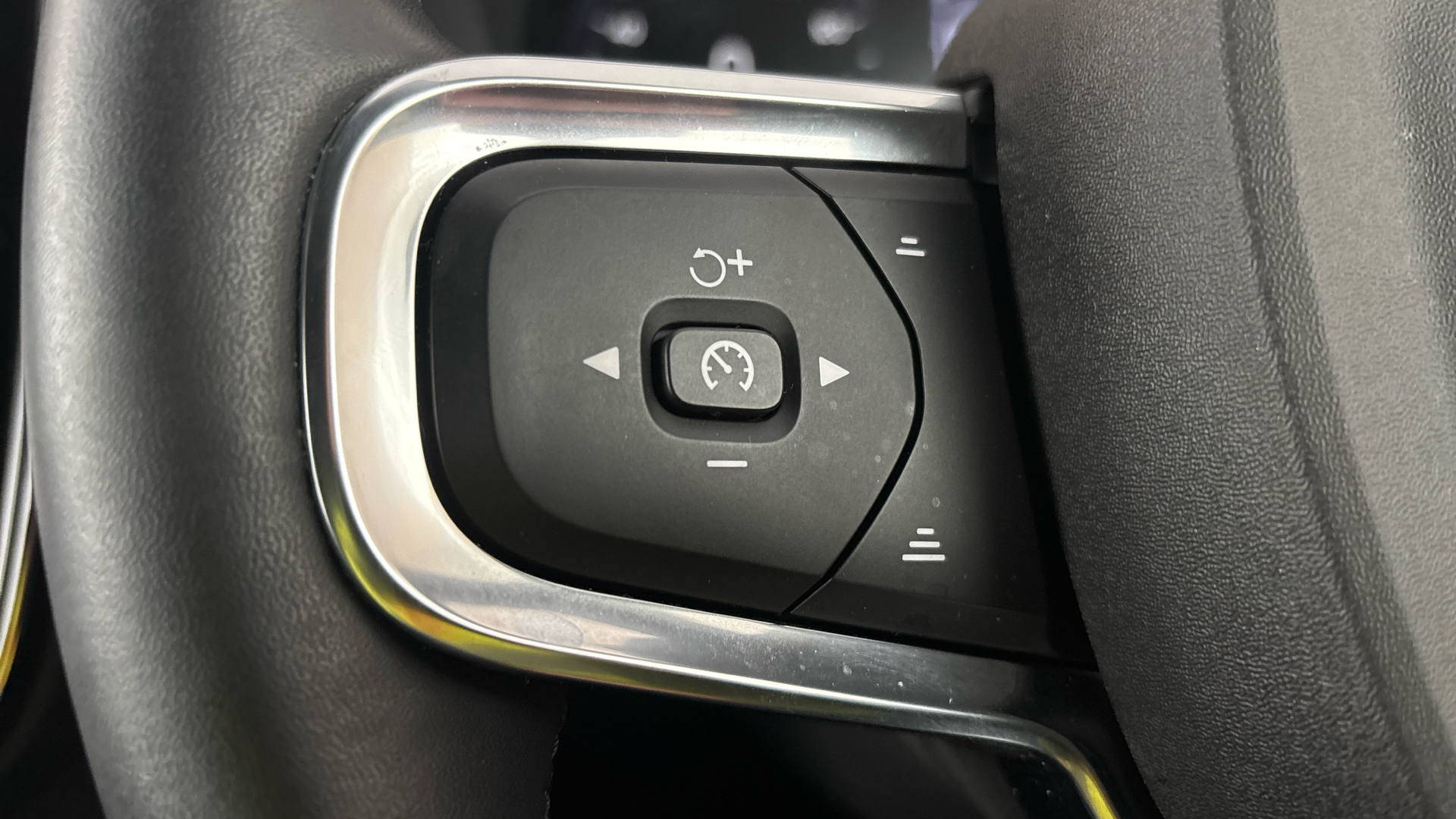 4020806 1.5 T4 Recharge PHEV Plus Dark 5dr Auto