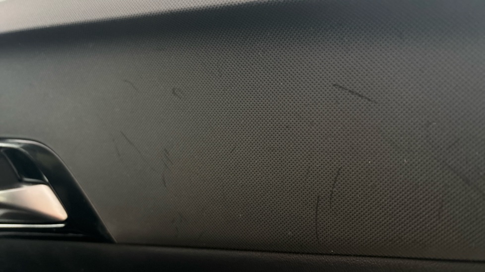 MG MG4 scratches