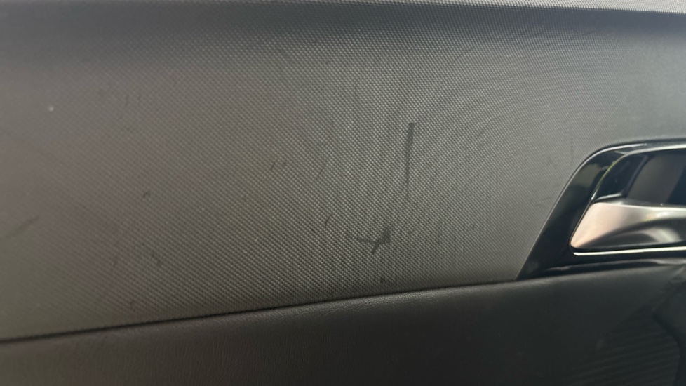 MG MG4 scratches