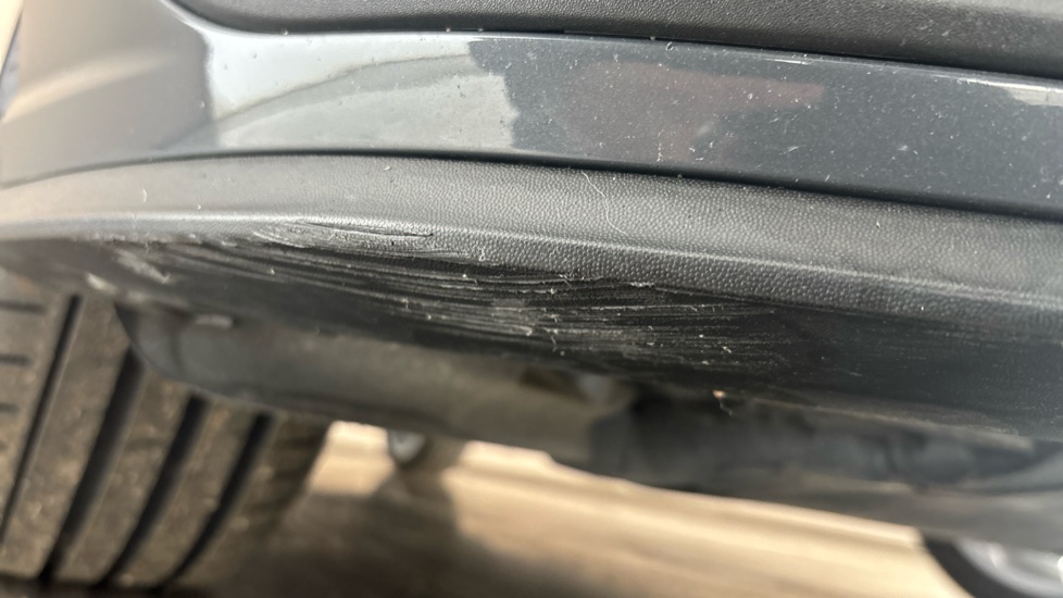 VOLKSWAGEN GOLF scuff