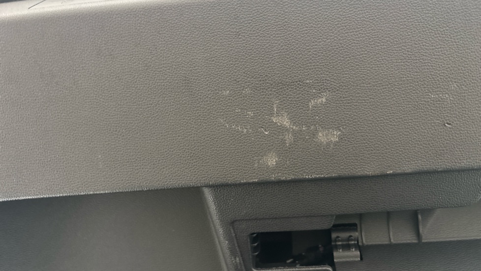 VOLKSWAGEN GOLF scuff
