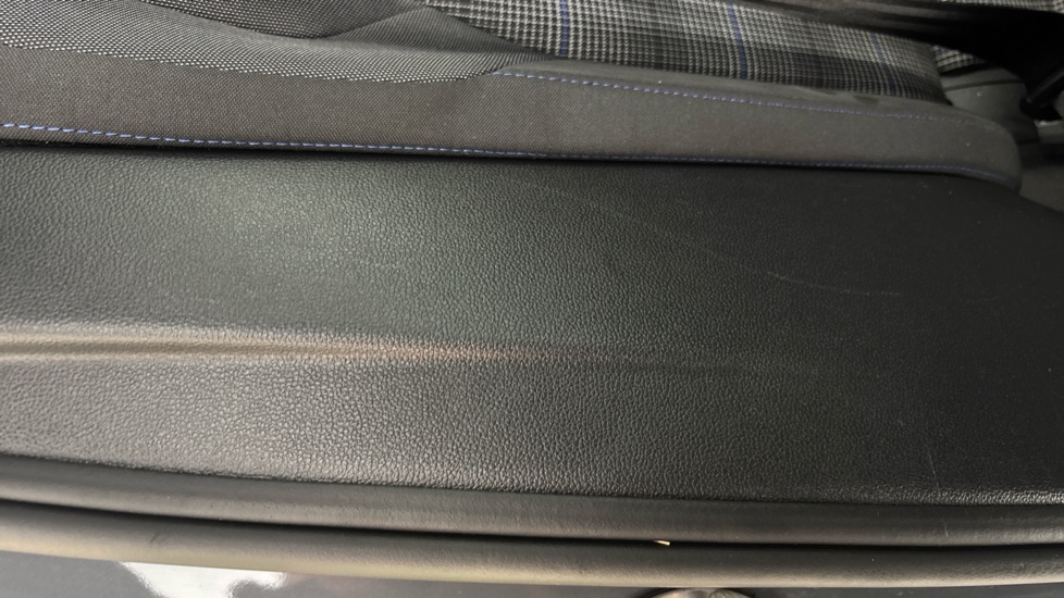 VOLKSWAGEN GOLF Scratches