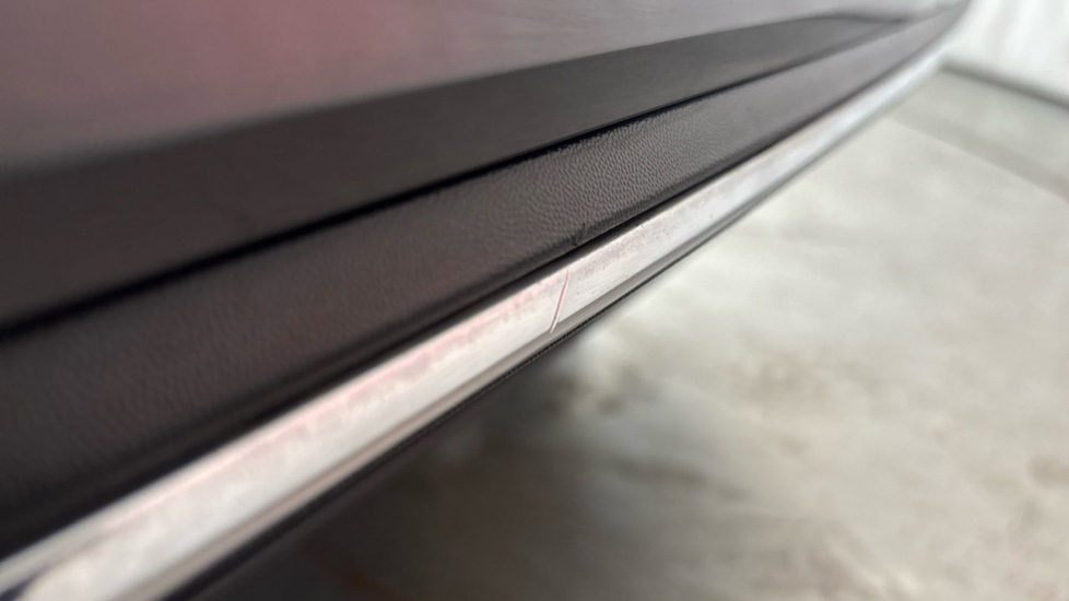VOLKSWAGEN GOLF Scratches