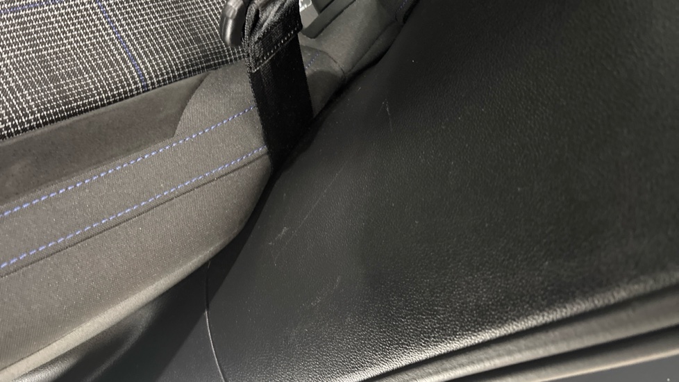 VOLKSWAGEN GOLF Scratches