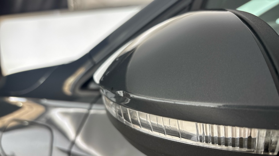 VOLKSWAGEN GOLF Dent and chips