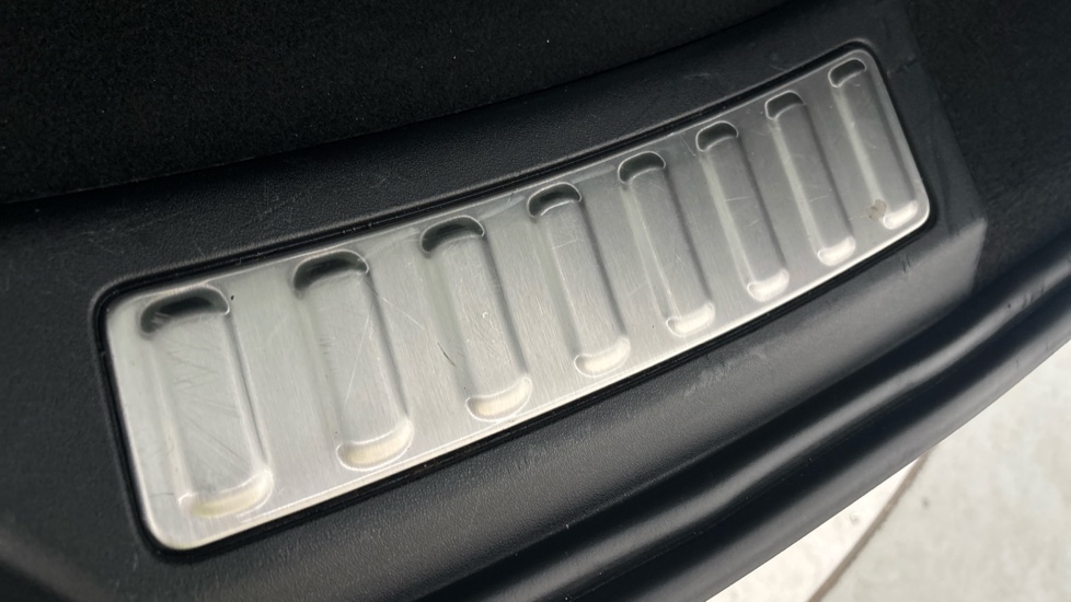 LAND ROVER DISCOVERY SPORT scuff