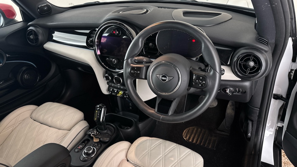 MINI HATCHBACK Image 9