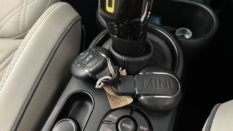 MINI HATCHBACK 2 keys available