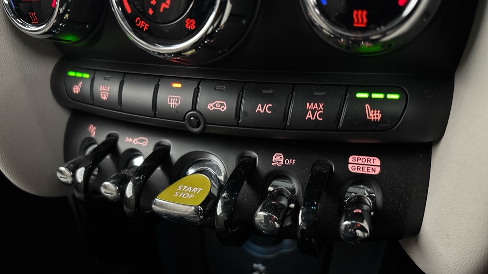 MINI HATCHBACK Heated seats