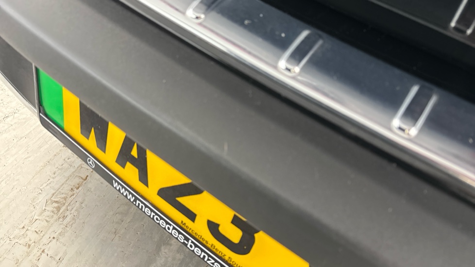 MERCEDES EQA scratches