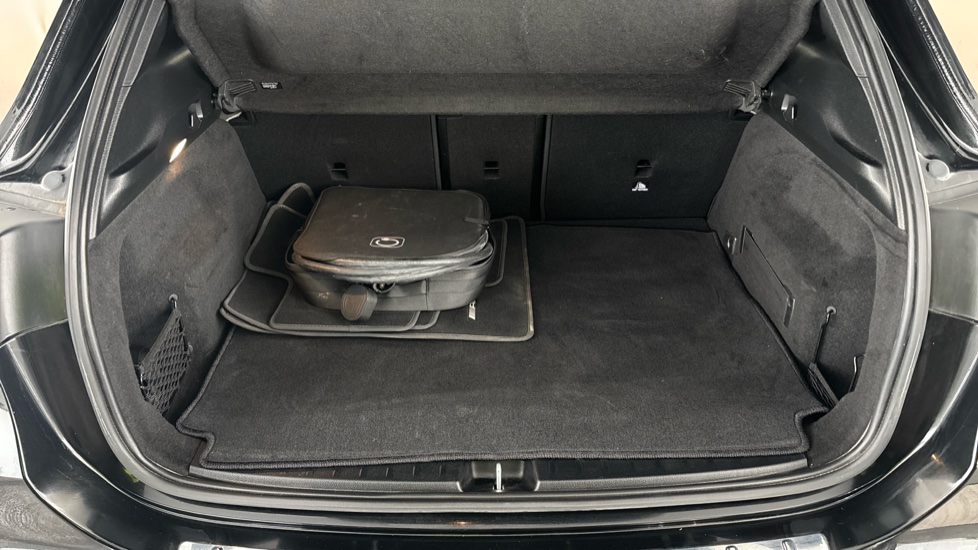 MERCEDES EQA Image 15