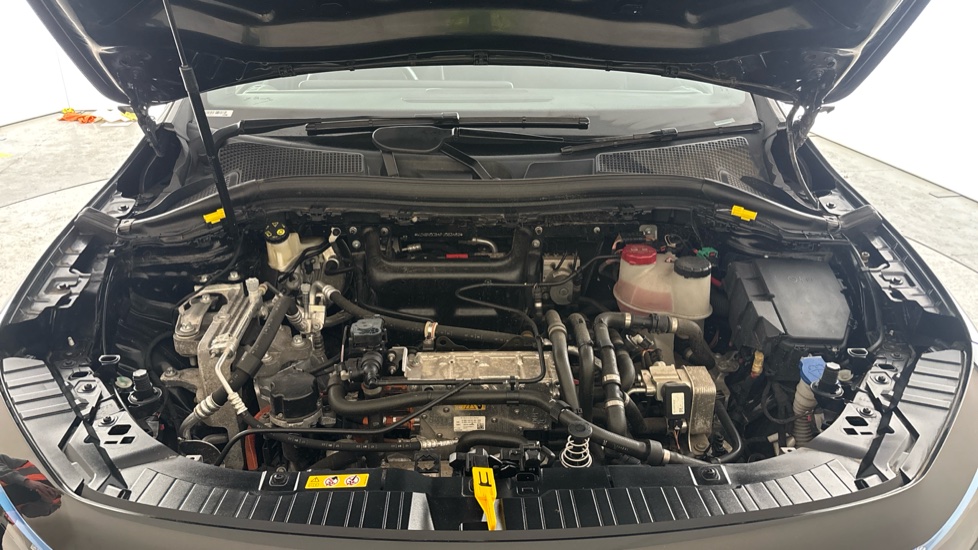 MERCEDES EQA Image 16