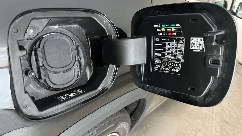 MERCEDES EQA Image 21