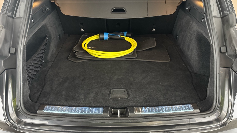 MERCEDES EQC Image 15