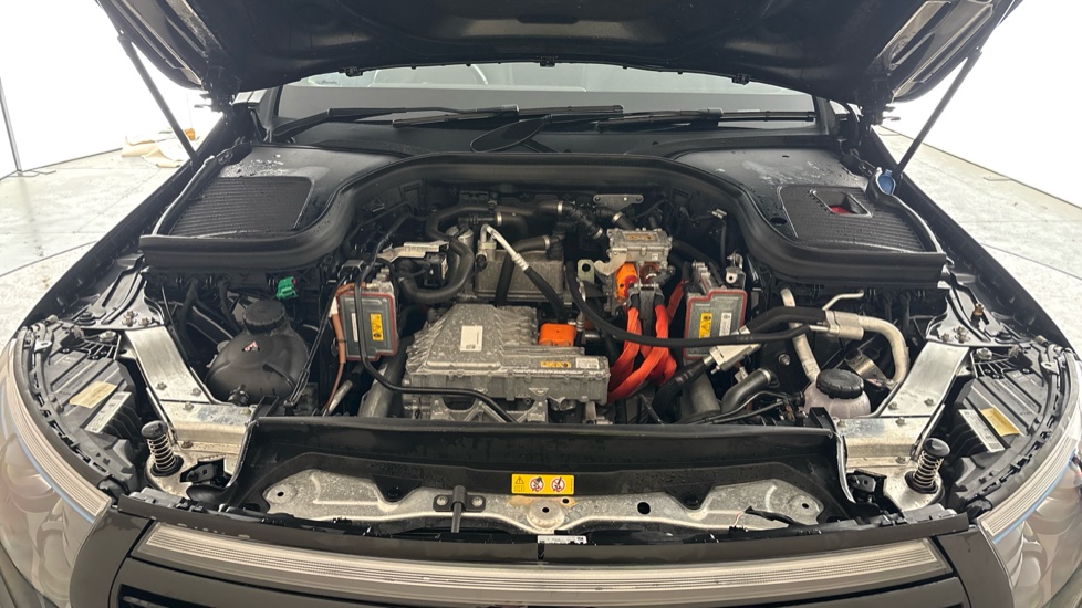 MERCEDES EQC Image 16