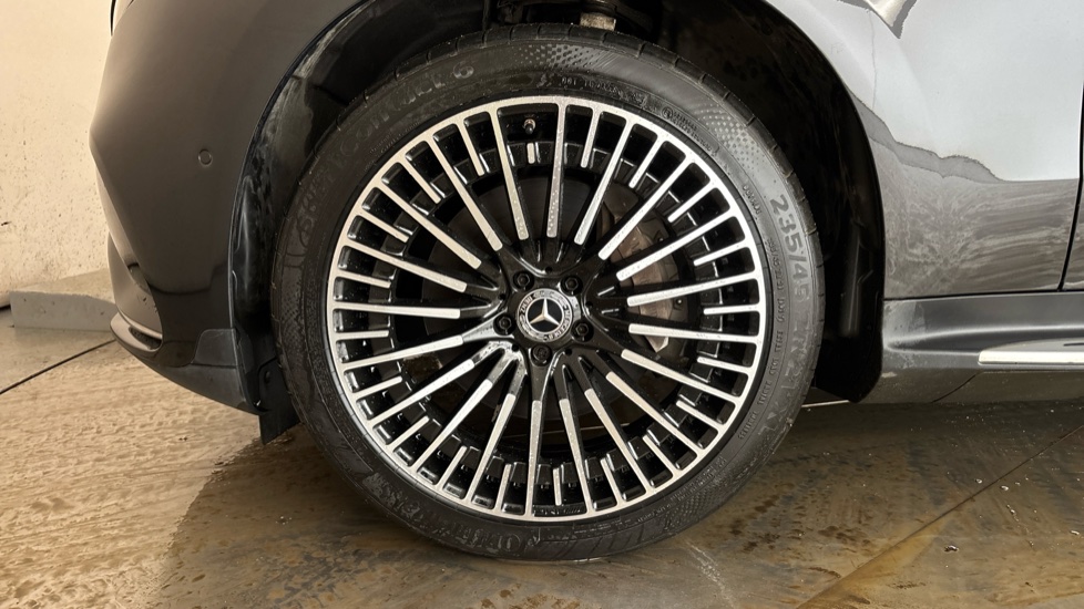 MERCEDES EQC Image 17