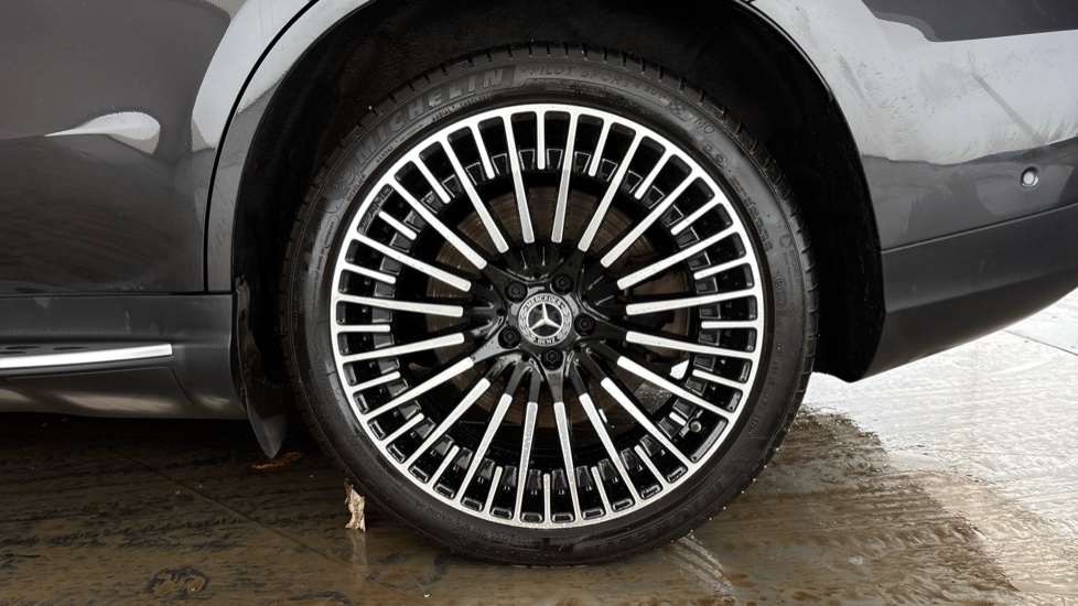 MERCEDES EQC Image 18