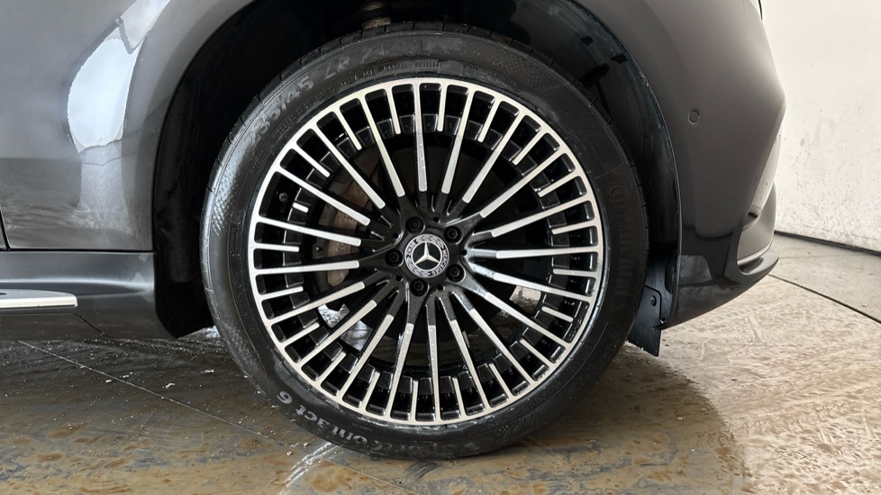 MERCEDES EQC Image 20