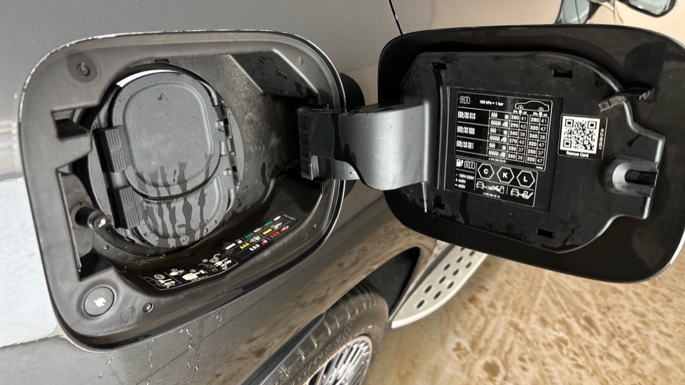 MERCEDES EQC Image 21