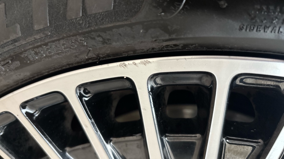 MERCEDES EQC Scuff