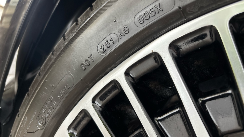 MERCEDES EQC Dent