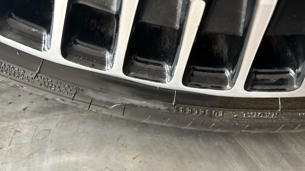 MERCEDES EQC Dent