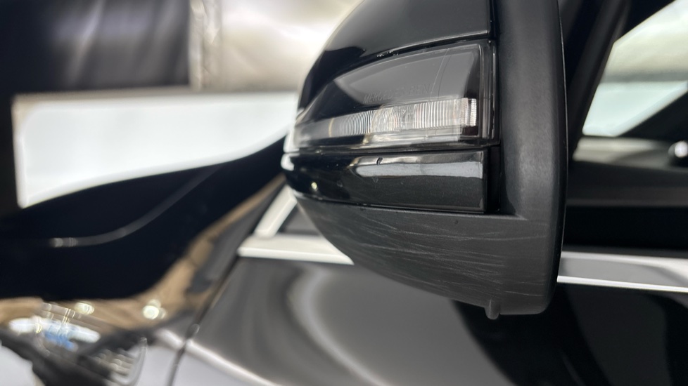MERCEDES EQC Scuff