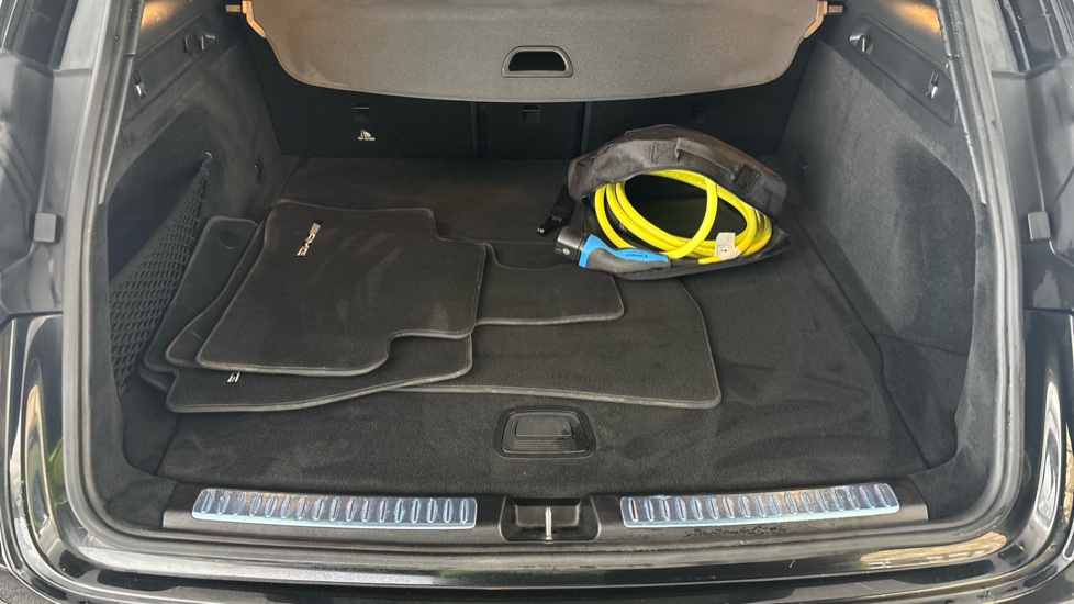 MERCEDES EQC Image 15