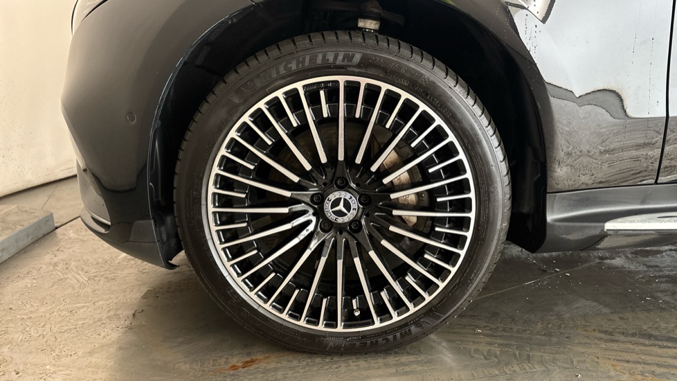 MERCEDES EQC Image 17