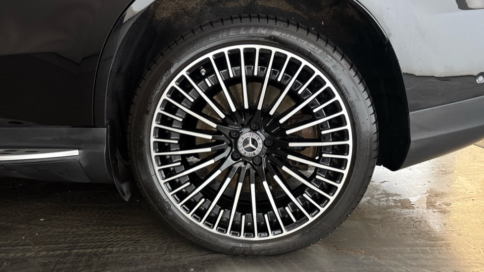 MERCEDES EQC Image 18