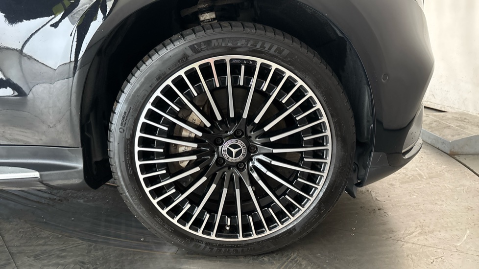 MERCEDES EQC Image 20