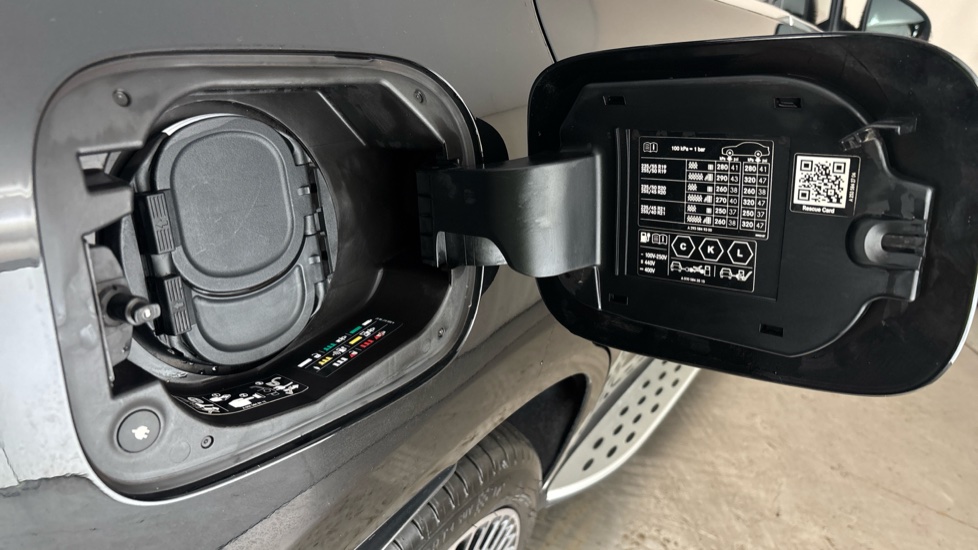 MERCEDES EQC Image 21