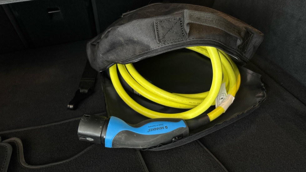 MERCEDES EQC Image 22