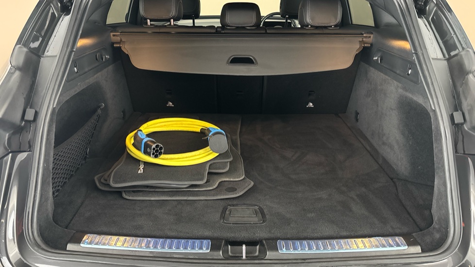 MERCEDES EQC Image 15